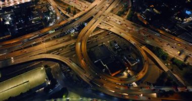 Döngü, otoban ve otoban, çok sayıda hareket eden araba. Los Angeles kavşağında akşam üstü görüntüsü.