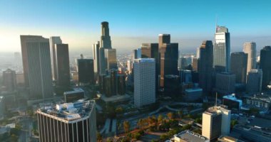 Yoğun bir şehir merkezinde güneşli bir sabah. Muhteşem Los Angeles 'ın iş merkezi, Kaliforniya, Birleşik Devletler. Hava perspektifi.
