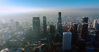 Muazzam bir şehrin sisli manzarasında duran kudretli gökdelenler. İHA 'dan Los Angeles, California' nın çarpıcı görüntüsü.