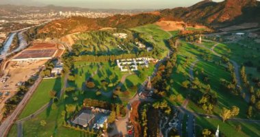 Hollywood Tepeleri 'nin eteklerindeki güzel yeşil alan. Hava aracı günbatımında park manzarası üzerinde. Los Angeles, Kaliforniya, ABD.