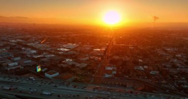 Canlı bir şehrin panoramasını kaplayan güneş ışığı. Los Angeles, Kaliforniya, Amerika Birleşik Devletleri 'ne havadan bakış açısı.
