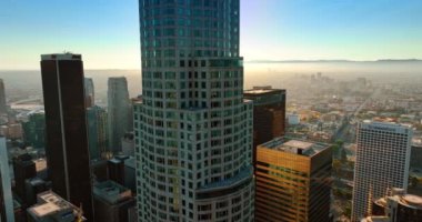 Los Angeles, Kaliforniya, ABD 'nin merkezindeki çeşitli yüksekliklerin gökdelenleri arasında uçuyor. Metropolis 'in yukarısı sisle kaplıdır. Üst görünüm.
