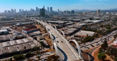 Üzerinde küçük arabalar olan 6. Cadde Viyana 'sı. Los Angeles şehir merkezinde, arka planda. İnsansız hava aracından şehrin güneşli manzarası.