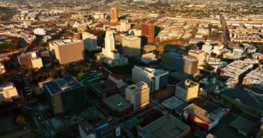 Modern Los Angeles, Kaliforniya, ABD 'nin çeşitli kentsel manzaraları. Parlak güneşle aydınlatılmış çeşitli şehir mimarisi. Hava perspektifi.