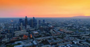 Dev bir metropolün manzarasının üzerindeki turuncu gökyüzü. Los Angeles, Kaliforniya Panoraması, ABD.