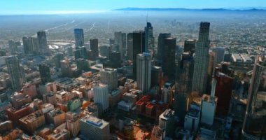 Güneşli bir günde modern Los Angeles, Kaliforniya şehir merkezi. Arka planda sisle kaplı engin şehir manzarası. Üst görünüm.