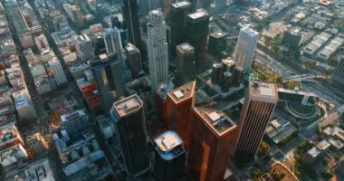 Tepesinde helikopter platformları olan gökdelenlerin üstündeki görüntüler. Los Angeles, Kaliforniya, ABD şehir merkezindeki gökdelenler.