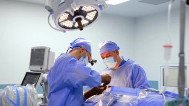 Cerrahi hoparlör takan beyaz bir cerrah hastasına iğne yapıyor. Doktorlar ameliyattan önce insana anestezi yaparlar..
