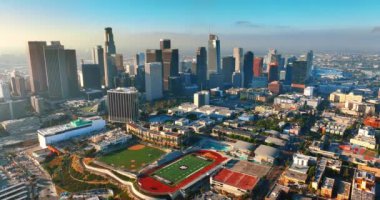 Modern Los Angeles, Kaliforniya yakınlarındaki stadyumlar. İHA görüntülerinden şehrin güneşli manzarası.