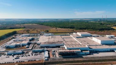 Büyük bir şehirden uzakta büyük bir sanayi fabrikası. İHA görüntüleri gündüz vakti fabrikanın üstünde..