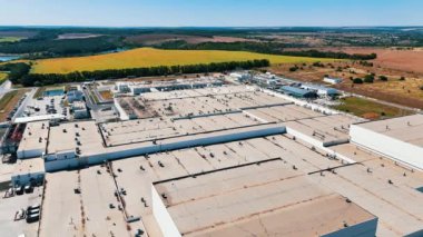 Çatıdan çok sayıda boruyla yükseliyor. Şehirden çok uzaktaki sanayi merkezinin üst görüntüsü..