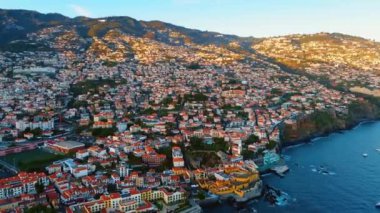 Atlantik Okyanusu kıyısında yüksek nüfuslu dağ yamacı. Portekiz 'in Madeira Adaları' ndaki pitoresk kasaba manzarası. Üst görünüm.