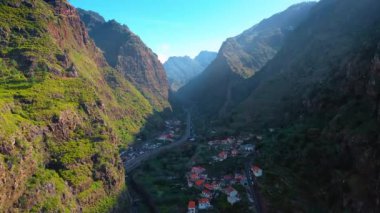 Yüksek dağların arasındaki kasabanın manzarası. Portekiz, Madeira Adaları 'nın insansız hava aracından inanılmaz manzarası..