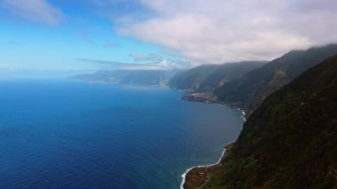 Atlantik Okyanusu 'nun sularına inen bulutlarla kaplı inanılmaz yüksek kayalar. Portekiz, Madeira Adaları 'nın dağlık kıyı şeridi. Hava görünümü.