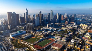 Los Angeles, Kaliforniya, ABD 'nin sabah manzarası. Şehir merkezindeki binalar ve otobanlarda yoğun trafik var. Hava perspektifi.