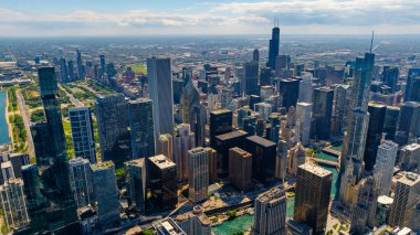 Şikago, Illinois, Amerika Birleşik Devletleri 'nin nefes kesen modern manzarası. Şehir manzarasından görünen büyük gökdelenler. Hava görünümü.