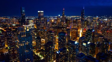 Geceleri Chicago 'nun aydınlık caddeleri ve binaları. Yükselen canlı metropol manzarası.
