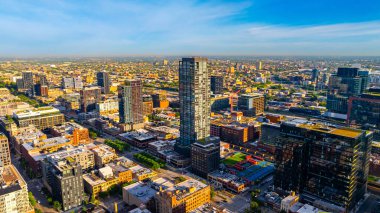 Modern şehrin çatılarında uçuyorlardı. Şehrin karşısındaki demiryollarının üst manzarası. Şikago, Illinois, ABD 'de gün batımı.