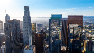 Los Angeles, California, ABD şehir merkezinin üzerinde uçuyor. Modern metropolün iş merkezi..
