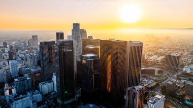 Günbatımının turuncu ışığında Los Angeles, Kaliforniya 'nın Panorama' sı. Şehir merkezinin havadan görüntüsü altın saat.