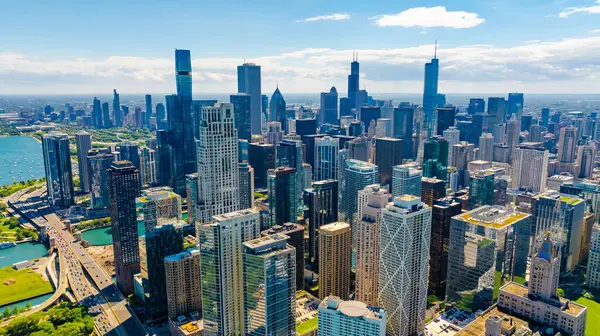 Chicago 'nun modern cam ve metal mimarisi. Şehir merkezindeki güneşli gündüz manzarası..