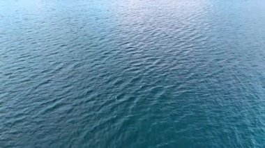 Su yüzeyinin engebeli yüzeyi. Göl, deniz ya da okyanusun mavi sularının üzerindeki drone görüntüleri..