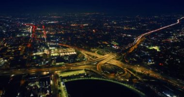 Büyük bir Amerikan metropolünde bir gece. Los Angeles kavşağındaki hava perspektifi otoyollarda durmaksızın akan arabalarla.