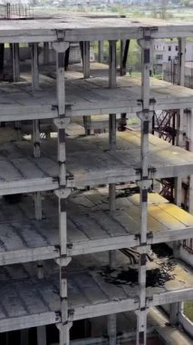 Eski sanayi binaları. Endüstrinin yıkık fabrika binaları. Terk edilmiş bir yer. Yıllanmış endüstriyel yapılar. Dikey video