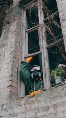 Boş evde tek başına solunum cihazı takan bir ekolojist. Güvenlik kıyafetli ve maskeli bir adam terk edilmiş binadan camsız dışarı bakıyor. Kimyasal saldırı. Dikey video