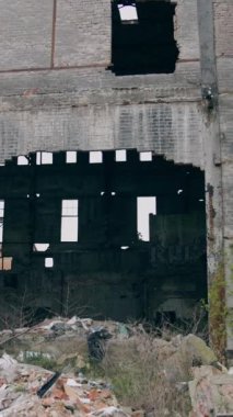 Bomboş bir yer. Kimyasal saldırı salınımından sonra kimsesiz ve yıkılmış binaların olduğu terk edilmiş bir bölge. Kıyametten sonraki bölge. Dikey video