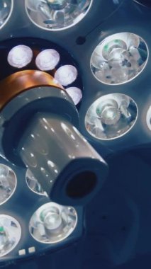 Ameliyathanenin tavanında hafif ekipman var. Farklı lambaları olan modern tıbbi lamba. Yakın plan. Dikey video