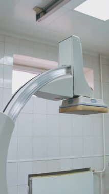 Boş cerrahi odasında modern ekipmanlar. Klinikte ameliyathane. Hastanede steril tıbbi ekipmanlarla yoğun bakım ünitesi. Dikey video