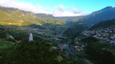 Yeşil dağdaki Aziz Fatima Kilisesi. Dağlarda saklanan Sao Vicente Vadisi 'nin muhteşem manzarası. Madeira Adaları, Portekiz. Hava görünümü.