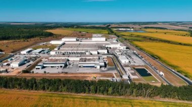 Kırsal bölgedeki büyük bir sanayi bölgesinden uçarak uzaklaşıyor. Şehirlerden uzakta modern fabrika işletmesi.