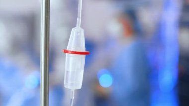 Salin çözeltisi atık deposunun içine damlıyor. Operasyon odasında serum damlatın. Kapatın. Bulanık arkaplan.