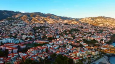 Portekiz 'in Madeira Adaları' nda yoğun dağlık yamaçlar inşa edildi. Havadan bakıldığında çok kalabalık bir sahil. Üst görünüm.
