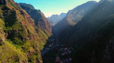 Manzarayı geçen iki yüksek dağ arasında saklanan bir kasaba. Portekiz 'in Madeira Adaları kayalıklarında yaşayan bir bölge. Üst görünüm.