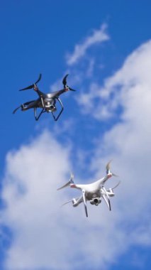 İnsansız hava araçları havada süzülüyor. Yüksek çözünürlüklü dijital kameralı iki İHA kuad helikopteri