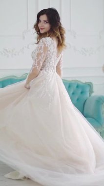 Genç ve çekici gelin. Son moda düğün biçimi görünümü tam uzunlukta dikey video