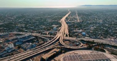 Modern Los Angeles, Kaliforniya, ABD manzarasında karmaşık bir kavşak. Otoyollarda birden fazla ulaşım aracı var. Üst görünüm.