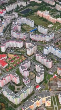 Şehrin panoramik manzarası. Şehir manzarasında modern yüksek binalar. Kentsel bölgede yeni mimariler. Hava görünümü Dikey video