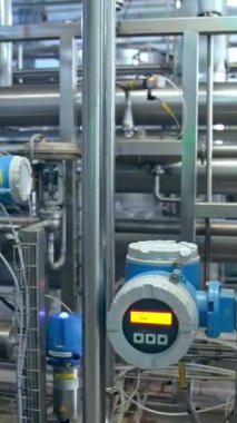 Süt endüstrisi makineleri. Mandıra çiftliğindeki teknoloji ekipmanları. Steril üretim. Stock video Dikey video