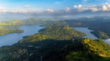 Sri Lanka 'nın yemyeşil manzarasının havadan görünüşü. Bereketli tepelerinde ve berrak mavi gökyüzünün altında Sri Lanka 'nın güzelliğini keşfedin. Doğanın görkeminin gerçek bir göstergesi..