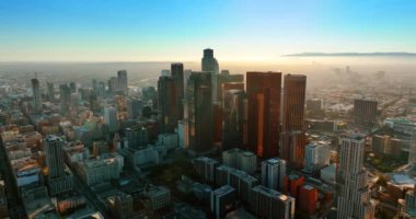 Los Angeles, Kaliforniya, ABD merkezindeki gökdelen grubundan uzak. Arkaplanda sisli bir şehrin manzarası göz kamaştırıcı..