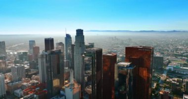 Los Angeles, California, ABD 'nin göz kamaştırıcı manzarası. Metropolis 'in puslu arkaplanındaki gökdelenler. Üst görünüm.