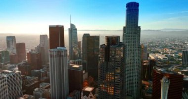 Los Angeles gökdelenleri sisli bir şehrin arka planında. Güneşli bir günde metropolün hava manzarası.