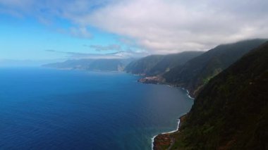 Kuzey Atlantik Okyanusu kıyısındaki uzun resimli dağlar. Madeira Adaları, Portekiz Üstten bakıldığında kalın bulutlar altında.