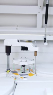 Modern bilim laboratuarında yeni gelişmiş teknoloji ekipmanları çalışıyor. Cihazın bazı parçaları periyodik olarak hareket eder. Dikey video