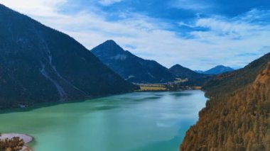 Turkuaz Göl Plansee Alpleri 'nde. Avusturya 'nın Tyrol kentindeki çarpıcı su manzarasına hava perspektifi.