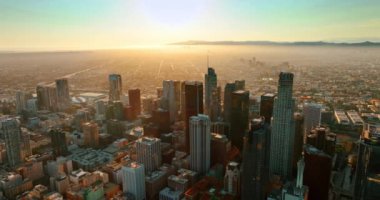 Los Angeles şehir merkezinden uzakta, parlak güneşle aydınlatılıyor. Metropolis 'in yukarısı sisle kaplıdır. Üst görünüm.